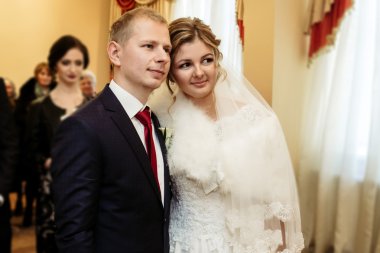 mutlu muhteşem gelin ve şık damat