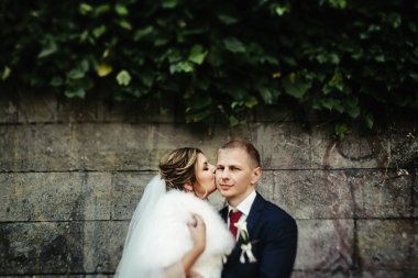 mutlu sarışın gelin ve yakışıklı damat