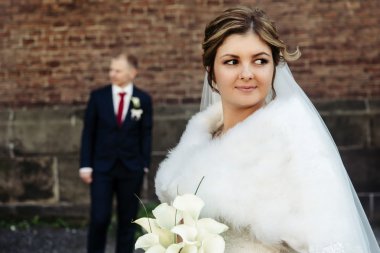 mutlu sarışın gelin ve yakışıklı damat