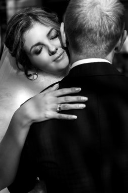 mutlu sarışın gelin ve yakışıklı damat