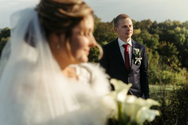 mutlu muhteşem gelin ve şık damat