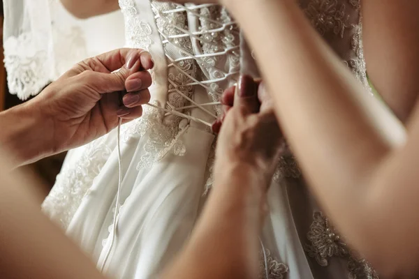 Linda loira noiva ficar vestido — Fotografia de Stock