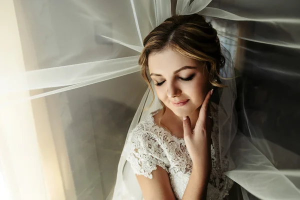 Felice splendida sposa bionda — Foto Stock