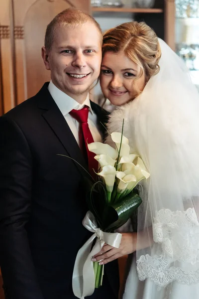 Felice sposo con la sua bella sposa — Foto Stock