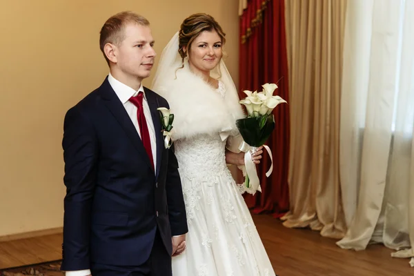 Happy gorgeous bride and stylish groom — Stock Photo, Image