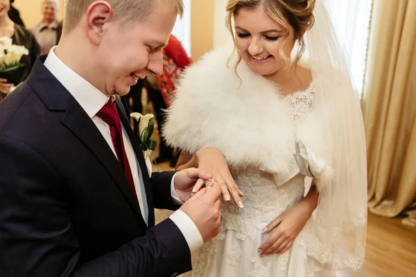 Счастливая шикарная невеста и стильный ухажер — стоковое фото