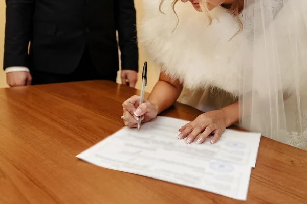 Happy gorgeous bride and stylish groom — Stock Photo, Image