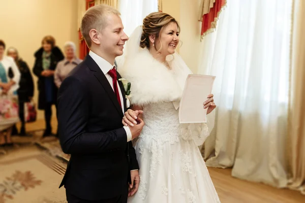 Novia hermosa feliz y elegante novio —  Fotos de Stock