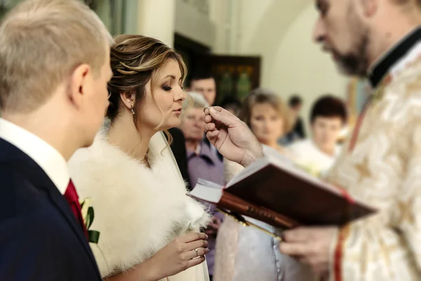 Wedding ceremony of bride and groom — Stock Photo, Image