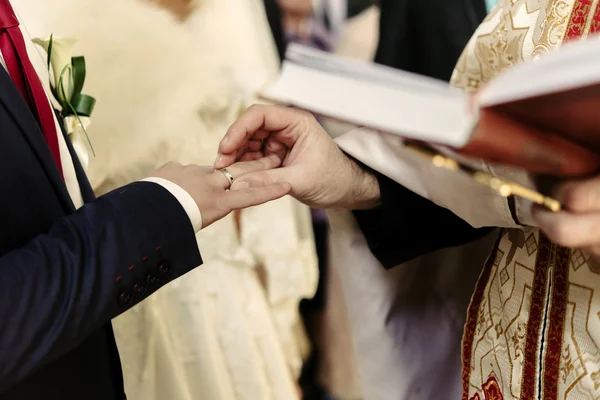 De ceremonie van het huwelijk van bruid en bruidegom — Stockfoto