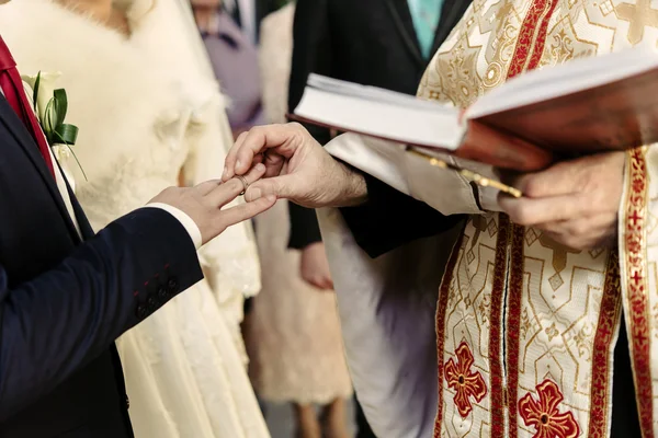 Весільна церемонія нареченого і нареченого — стокове фото
