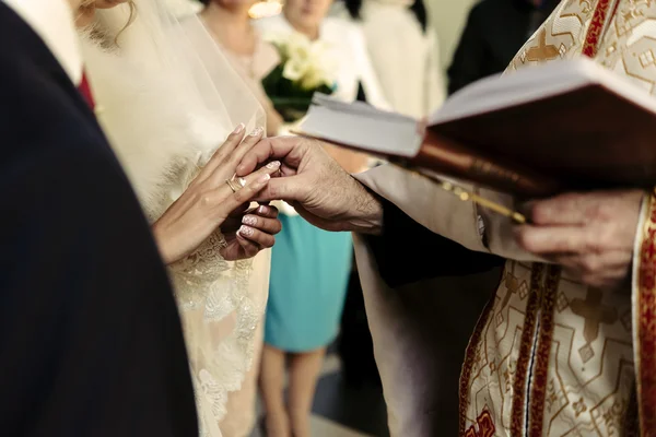 De ceremonie van het huwelijk van bruid en bruidegom — Stockfoto