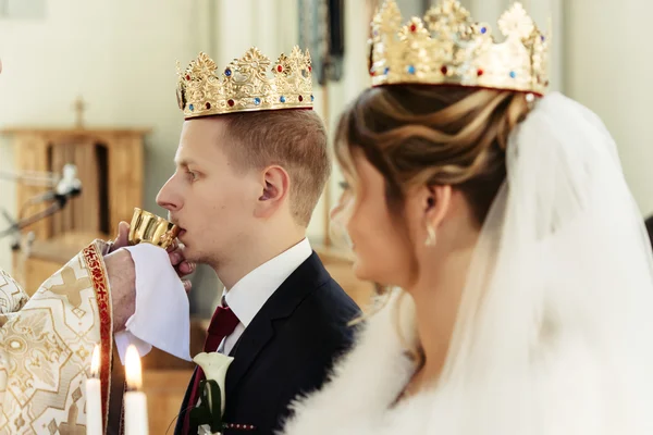 De ceremonie van het huwelijk van bruid en bruidegom — Stockfoto