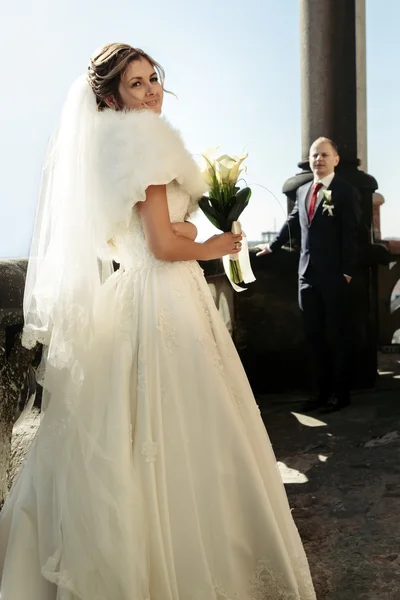 Щаслива розкішна наречена і стильний наречений — стокове фото