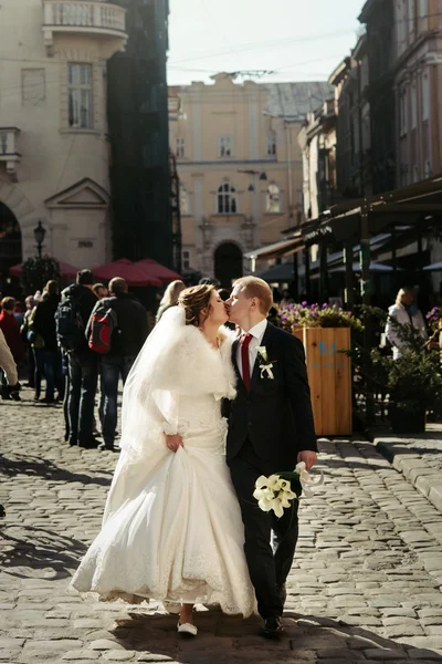 Happy bride and stylish groom — Stock Photo, Image