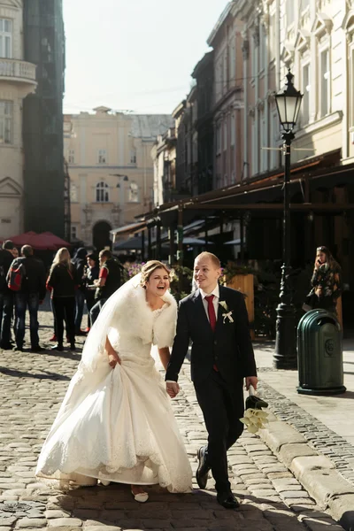 Happy bride and stylish groom — Stock Photo, Image