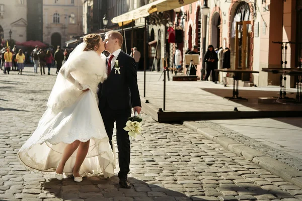 Happy bride and stylish groom — Stock Photo, Image