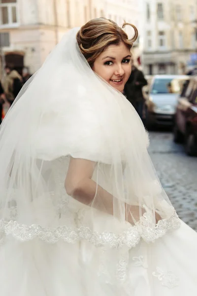 Šťastný luxusní nevěsta běží — Stock fotografie