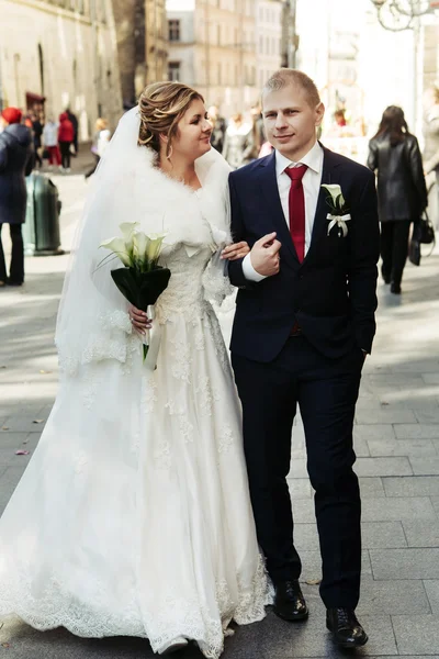 Happy blonde bride and handsome groom — Stock Photo, Image