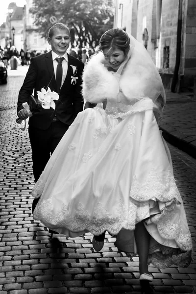 Glückliche Braut und stilvoller Bräutigam — Stockfoto