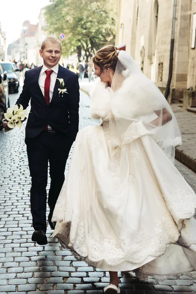 Glückliche Braut und stilvoller Bräutigam — Stockfoto