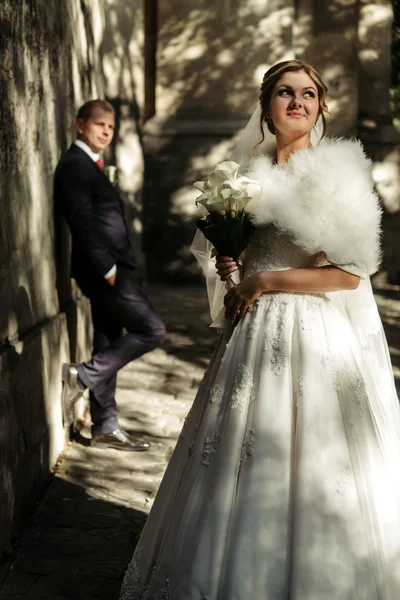 Великолепная невеста и стильный жених — стоковое фото