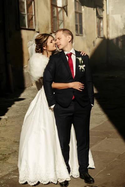 Wunderschöne Braut und stilvoller Bräutigam — Stockfoto