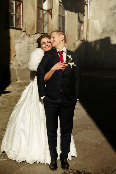 Gorgeous bride and stylish groom — Stock Photo, Image