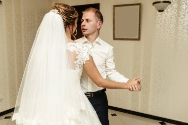 mutlu muhteşem gelin ve şık damat