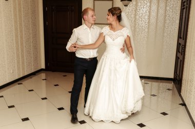 mutlu muhteşem gelin ve şık damat