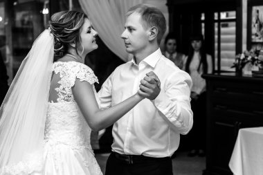 mutlu muhteşem gelin ve şık damat