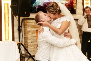 mutlu muhteşem gelin ve şık damat