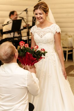 mutlu muhteşem gelin ve şık damat