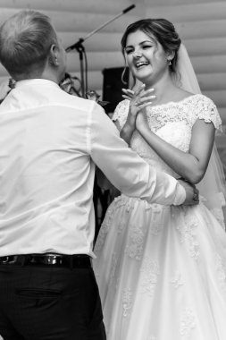 mutlu muhteşem gelin ve şık damat