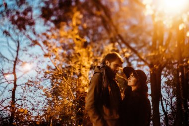 mutlu şık çift elele 