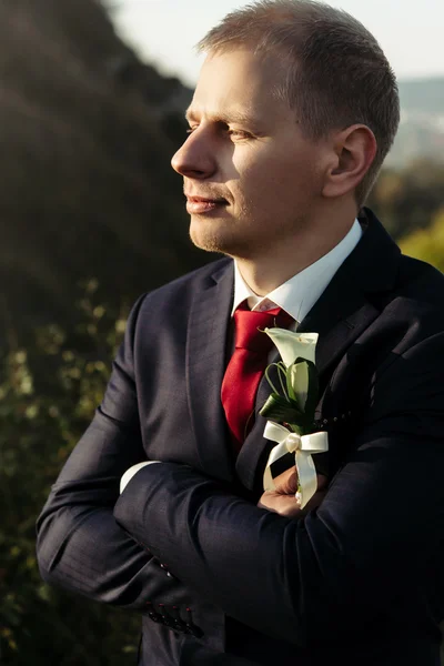 Happy stylish handsome groom — Stockfoto