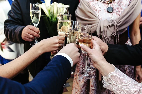 Manos de gente feliz brindando — Foto de Stock