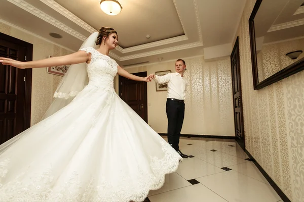 Felice sposa splendida e sposo elegante — Foto Stock
