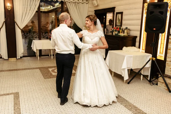 Glücklich wunderschöne Braut und stilvoller Bräutigam — Stockfoto