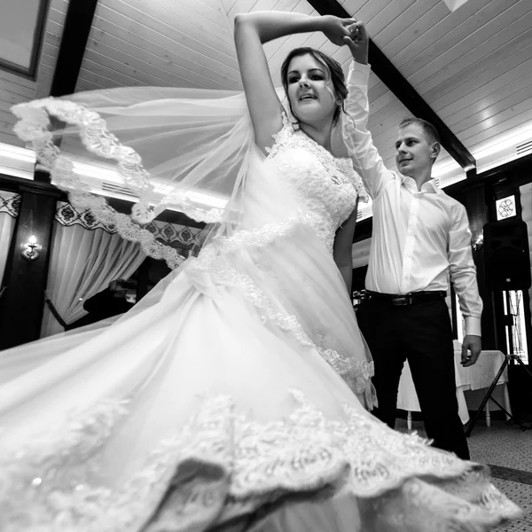 Glücklich wunderschöne Braut und stilvoller Bräutigam — Stockfoto