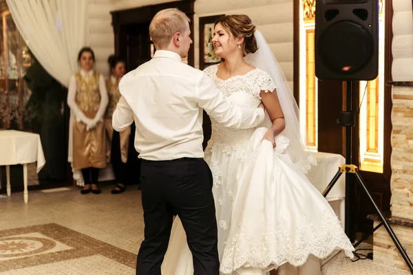 Boldog gyönyörű menyasszony és a vőlegény elegáns — Stock Fotó