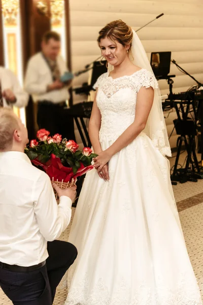 Happy nádherná nevěsta a ženich stylový — Stock fotografie