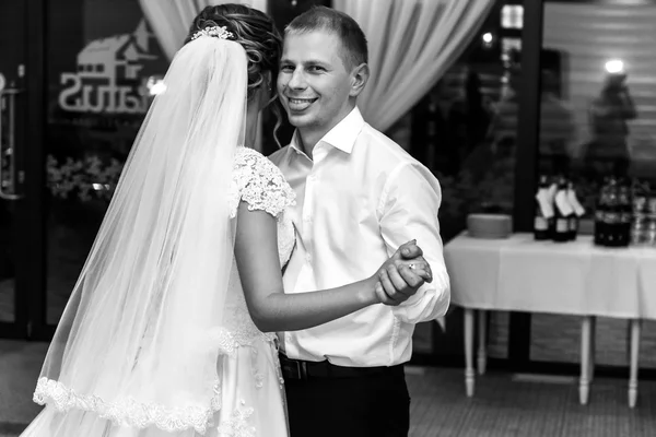 Счастливая шикарная невеста и стильный ухажер — стоковое фото