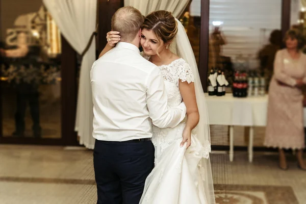 Happy gorgeous bride and stylish groom — Stock Photo, Image