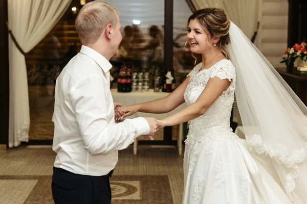 Happy nádherná nevěsta a ženich stylový — Stock fotografie