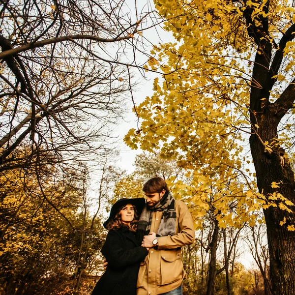 魅力的な幸せな贅沢なカップル — ストック写真
