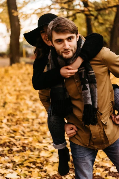 Pareja de lujo feliz atractivo —  Fotos de Stock