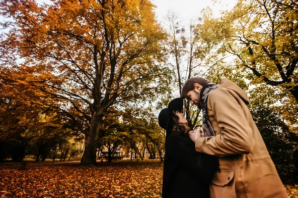 Attrayant couple de luxe heureux — Photo