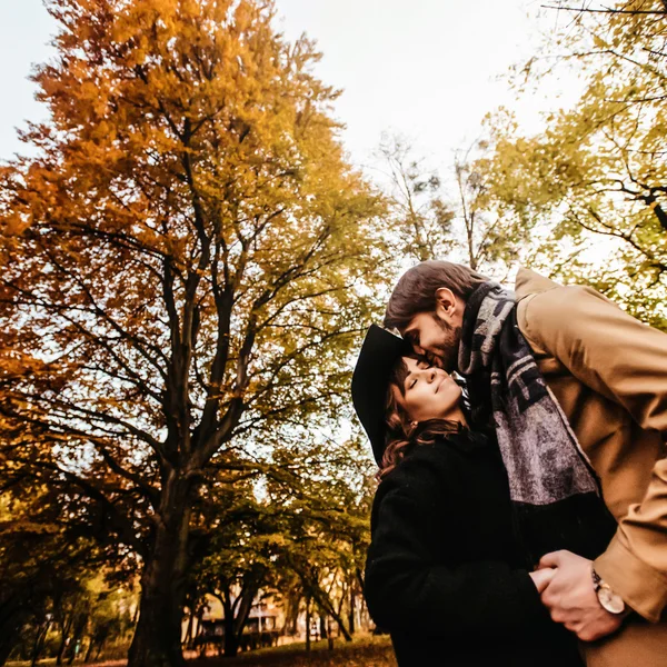 Attrayant couple de luxe heureux — Photo