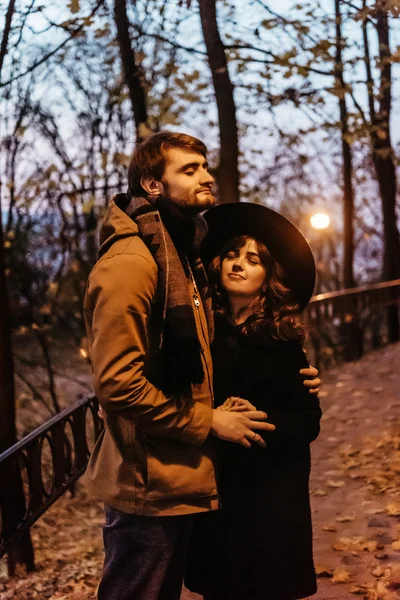 Feliz pareja elegante cogido de la mano — Foto de Stock